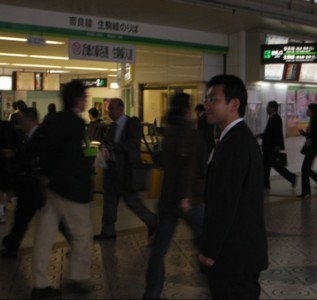 生駒駅に立つてつじ